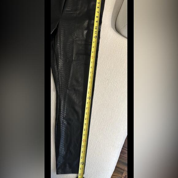 HUE Black Textured Animal Skin Leggings High Rise Size Large NWOT - Picture 5 of 9